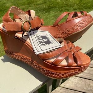 NWT Beautiful Frye Carlie Woven Leather Wedge Sandal in Caramel Brown Size 9.5